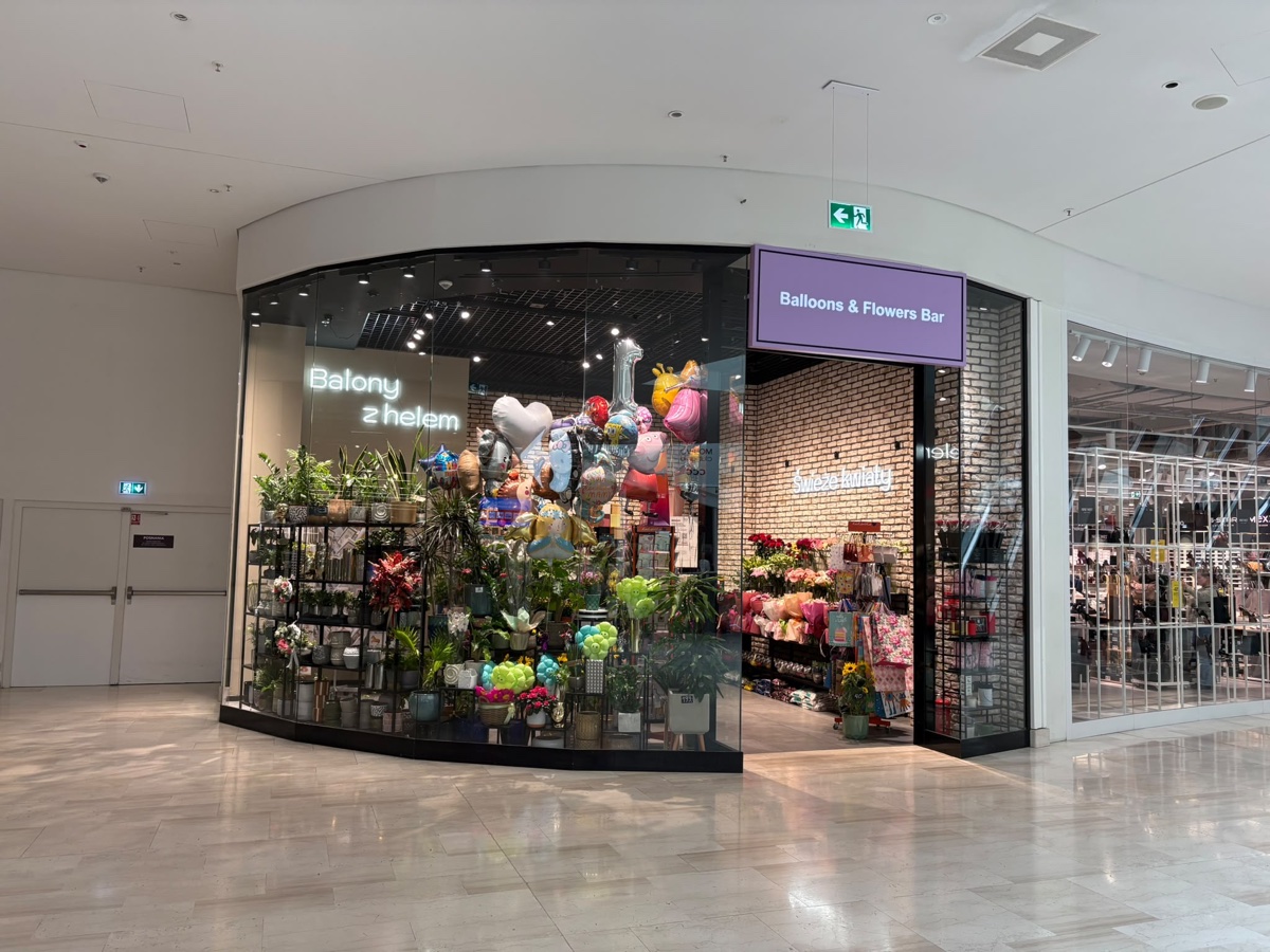 Kwiaciarnia Balloons & Flowers Bar w Galerii Posnania w Poznaniu – witryna z kwiatami i balonami z helem