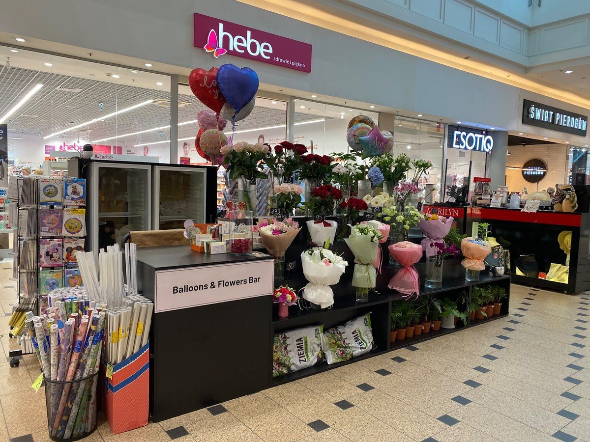 Kwiaciarnia Balloons & Flowers Bar w Galerii Pestka w Poznaniu – stoisko z kwiatami i balonami