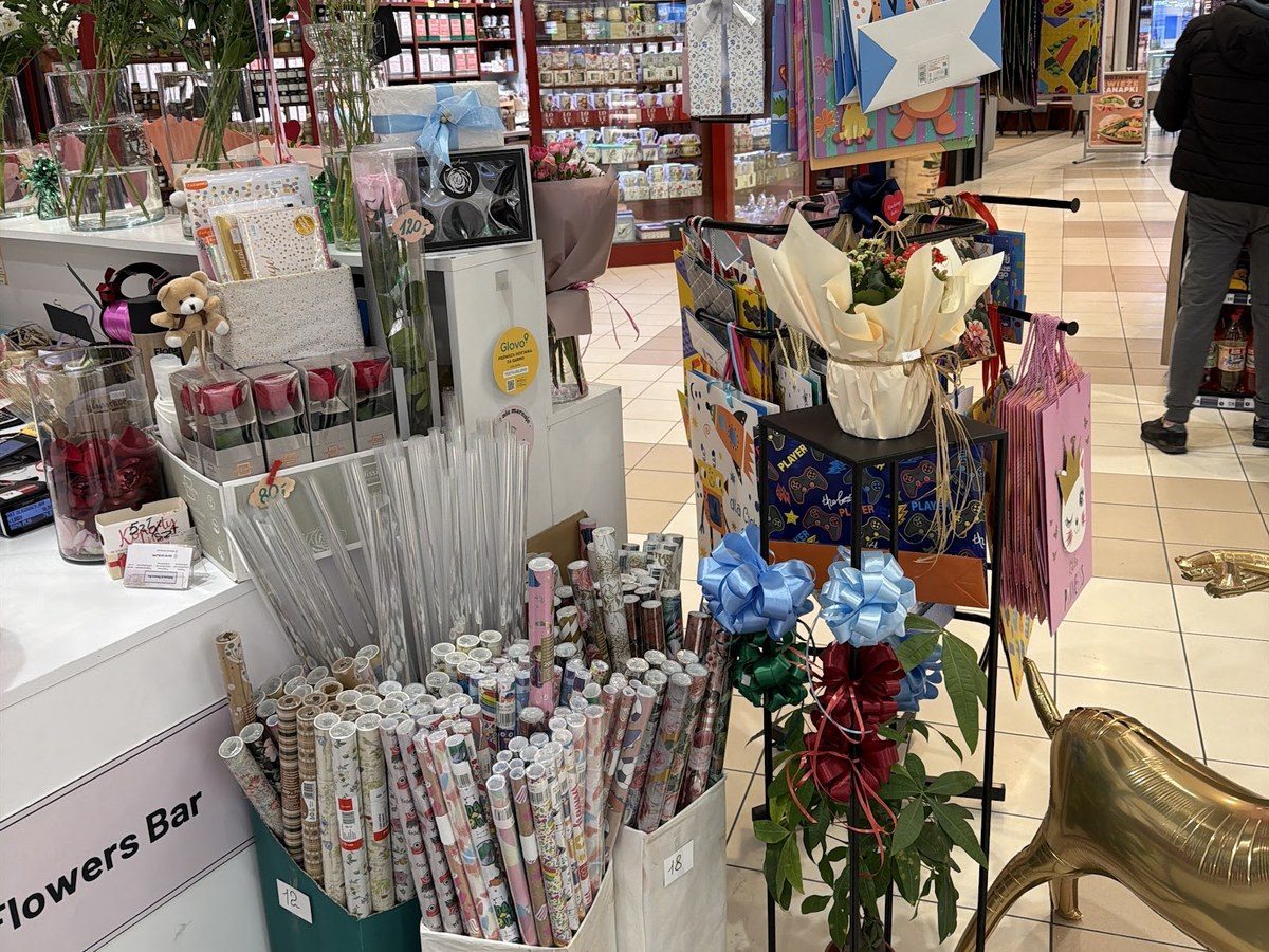Kwiaciarnia Balloons & Flowers Bar w King Cross Marcelin w Poznaniu – stoisko z kwiatami