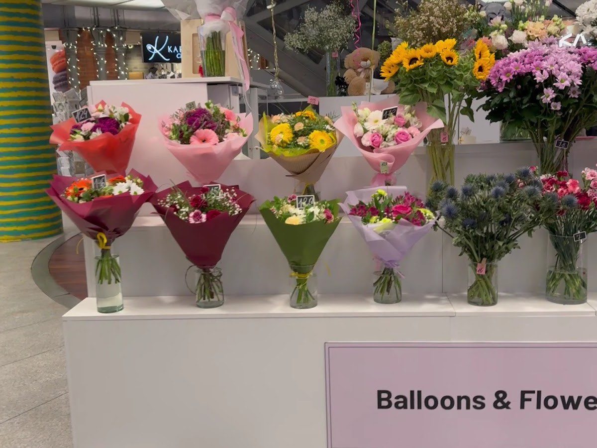 Kwiaciarnia Balloons & Flowers Bar w Starym Browarze w Poznaniu – stoisko z bukietami